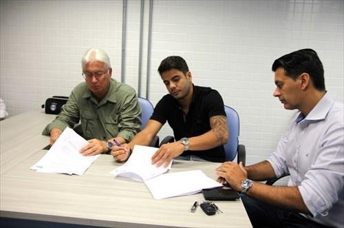 Estudo de processo e aval de jur&iacute;dico autorizam contrata&ccedil;&atilde;o de Henrique 