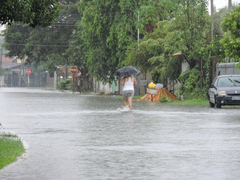 Alagamentos foram registrados no bairro Mathias Velho, em Canoas