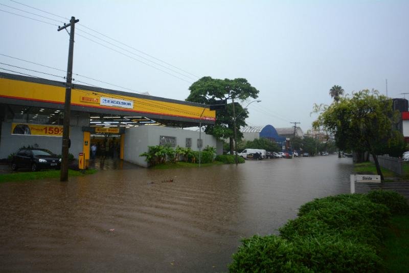 Zona Norte de Porto Alegre foi uma das mais afetadas pelo temporal desta quinta