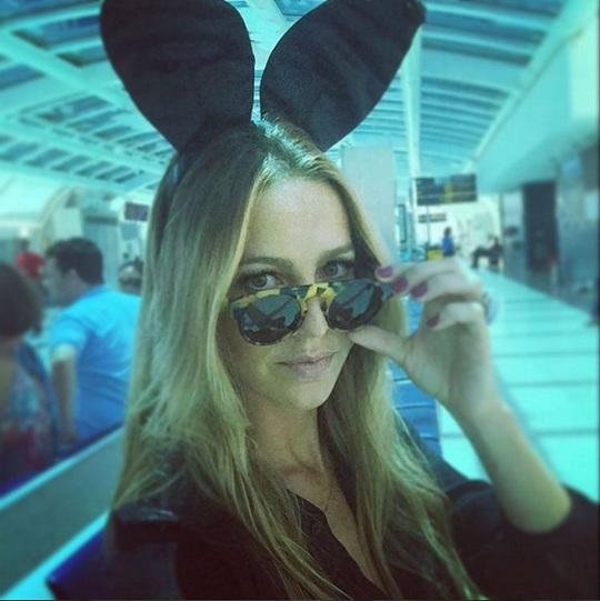 Atriz postou foto antes da coletiva da revista