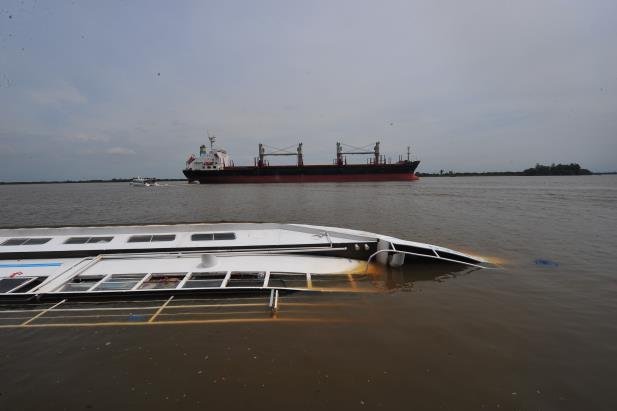 Puxado por duas balsas, barco j&aacute; inclinou bastante para lado correto
