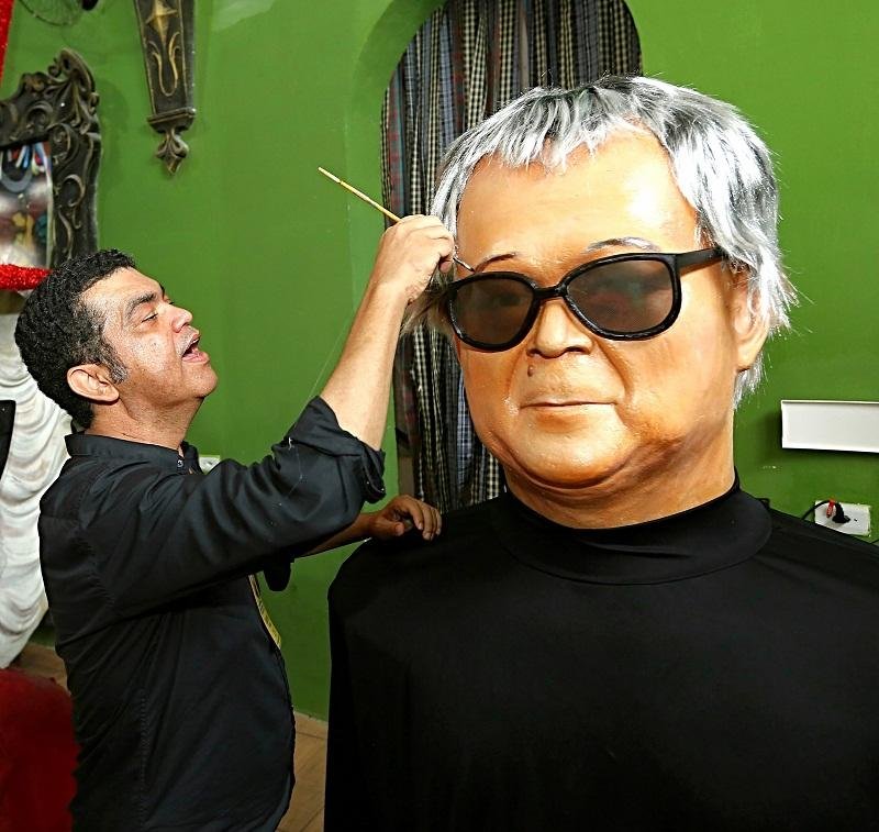 Newton Ishii virou boneco gigante