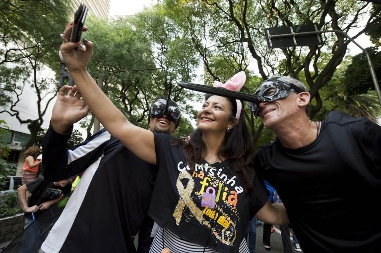 Foli&otilde;es se fantasiam de mosquito no carnaval