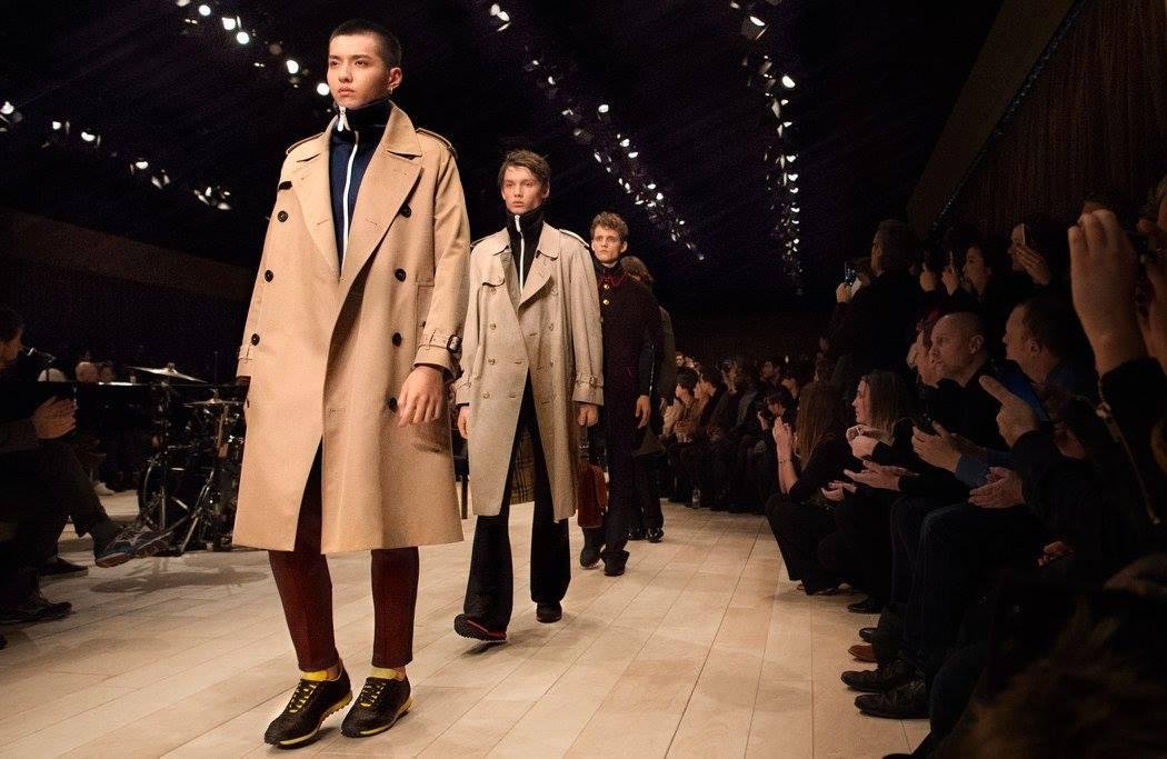 Burberry vender&aacute; cole&ccedil;&otilde;es imediatamente ap&oacute;s desfiles
