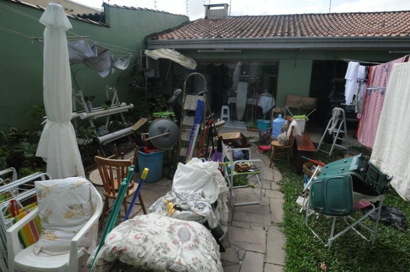 M&oacute;veis, roupas e cobertores ao sol para secar e ver o que pode ser aproveitado