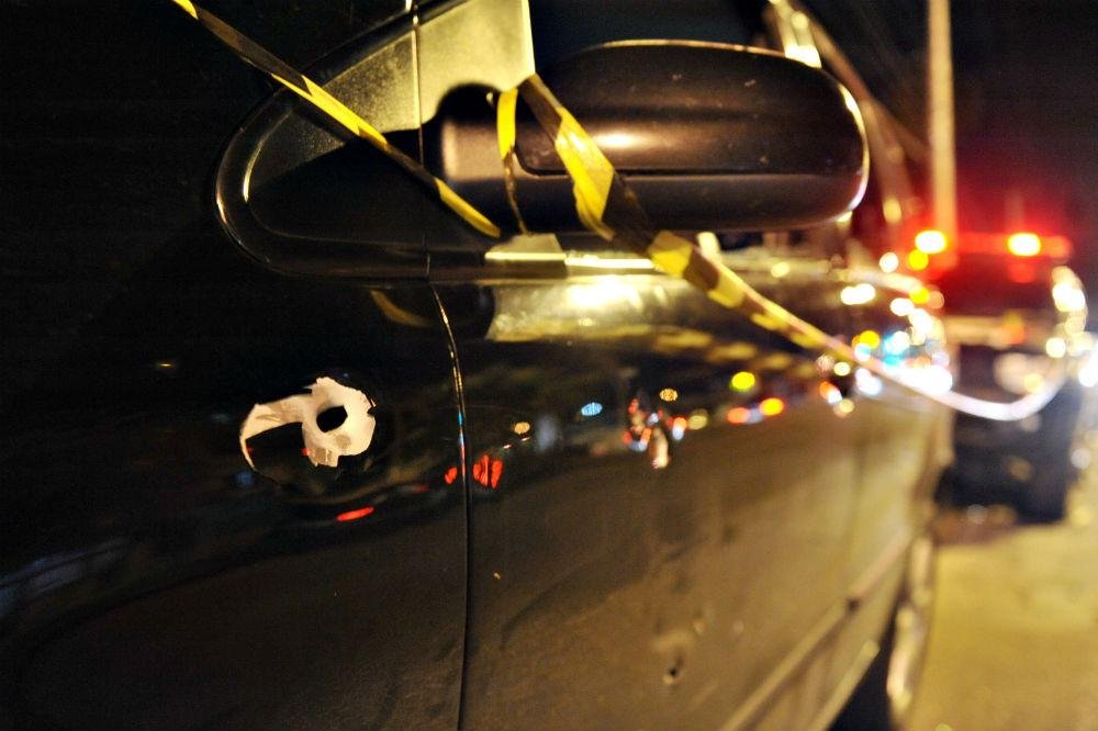 O alvo seria o motorista, mas ele estava com os filhos no banco de tr&aacute;s do ve&iacute;culo