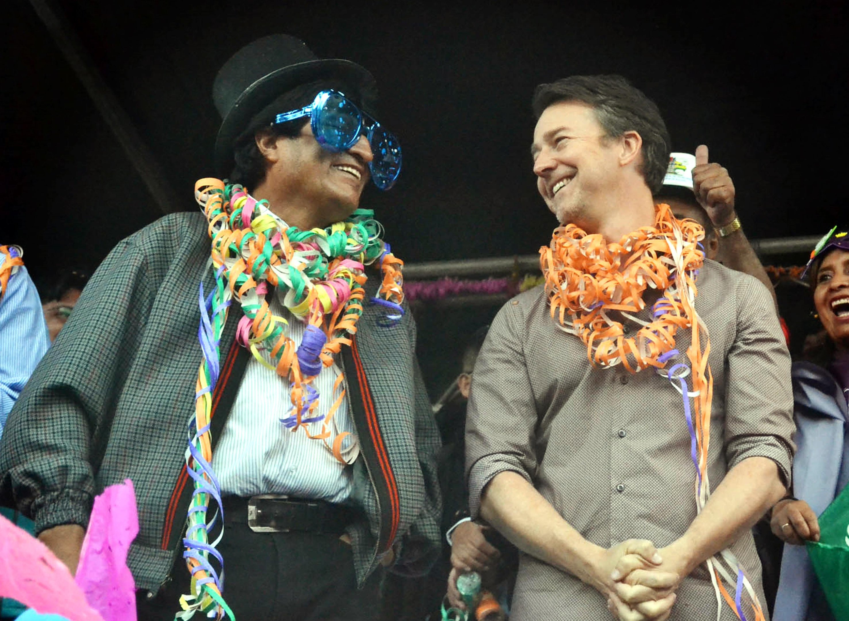 Edward Norton aproveita carnaval na Bol&iacute;via e visita Evo Morales