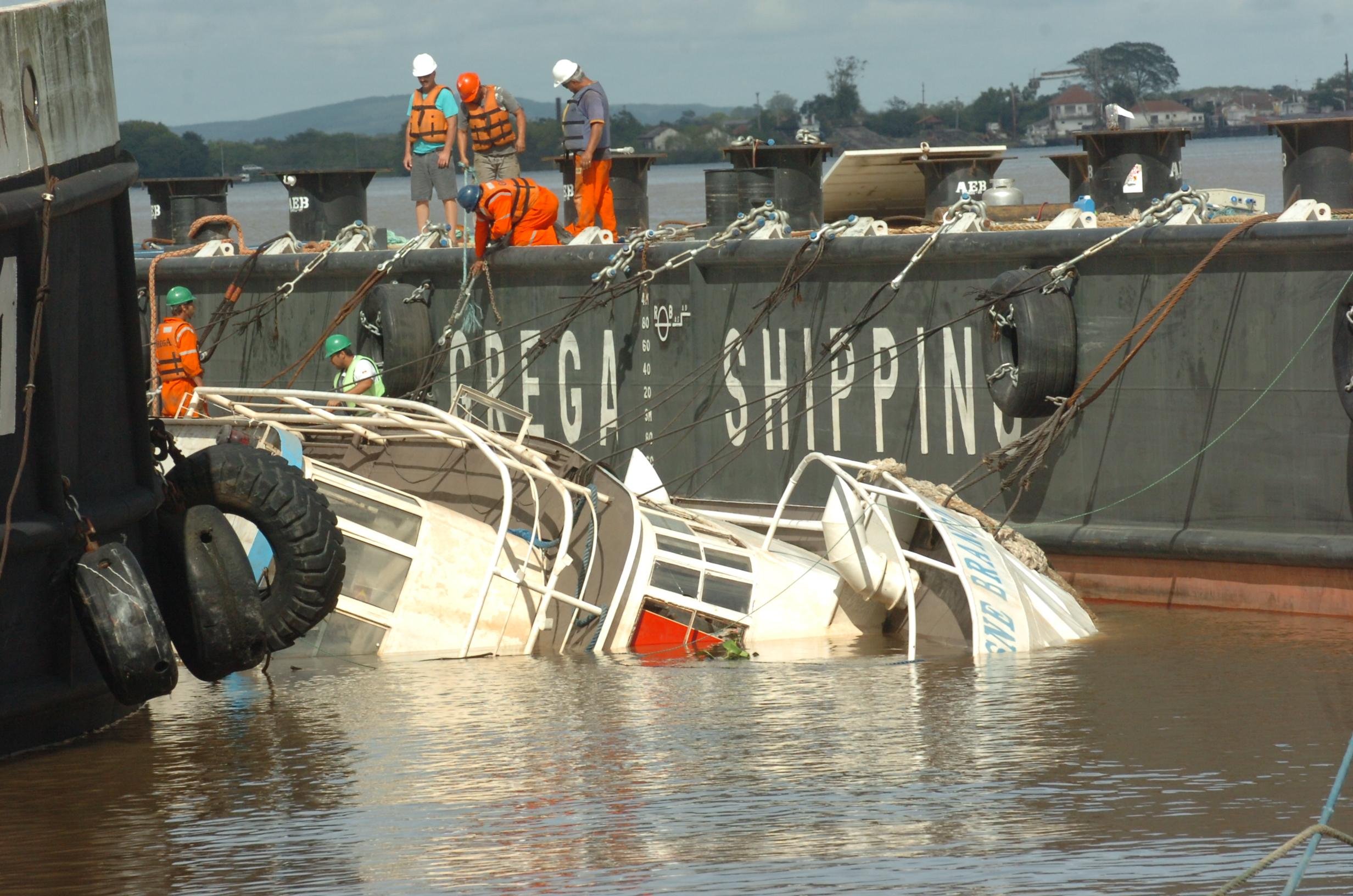 Cisne Branco espera desvirar embarca&ccedil;&atilde;o neste s&aacute;bado