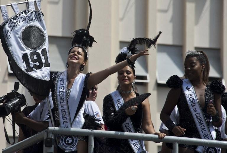 Cord&atilde;o da Bola Preta arrasta multid&atilde;o no centro do Rio