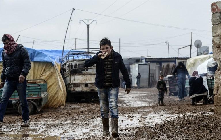 Milhares de s&iacute;rios deixam a cidade de Aleppo