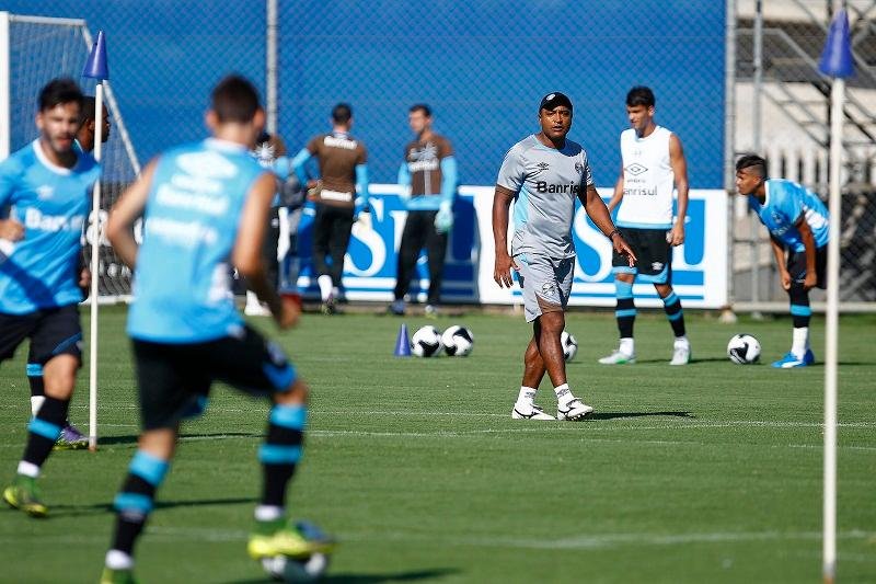 Roger deve escalar equipe principal contra o Coritiba