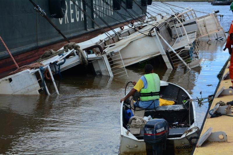 Opera&ccedil;&atilde;o para desvirar Cisne Branco busca preservar casco