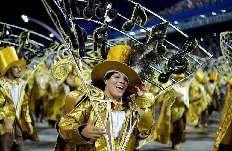 Sem chuva, Unidos do Peruche abre segundo dia de desfiles no Anhembi