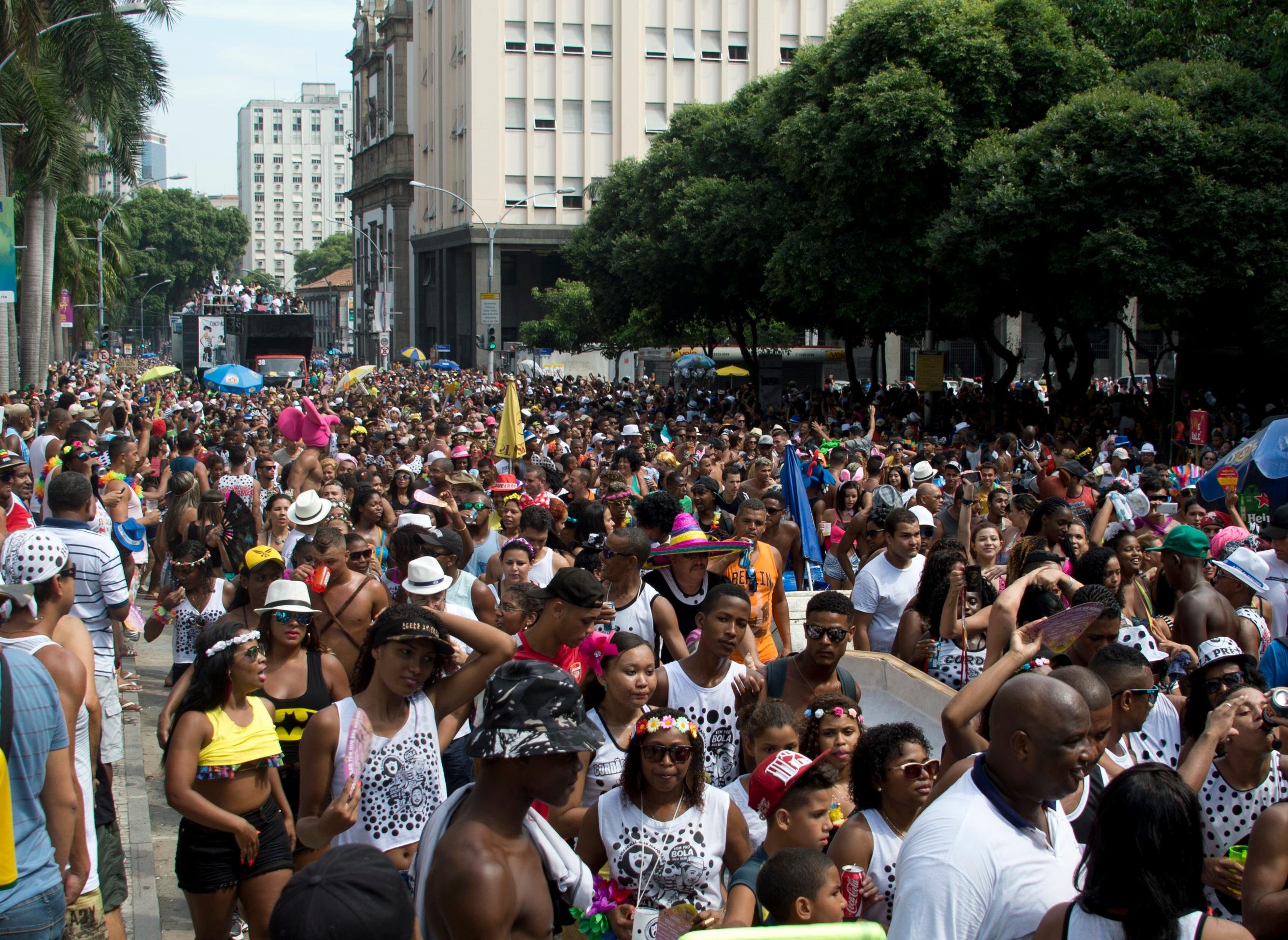 Bloco mais tradicional do RJ tem confus&atilde;o e pris&atilde;o