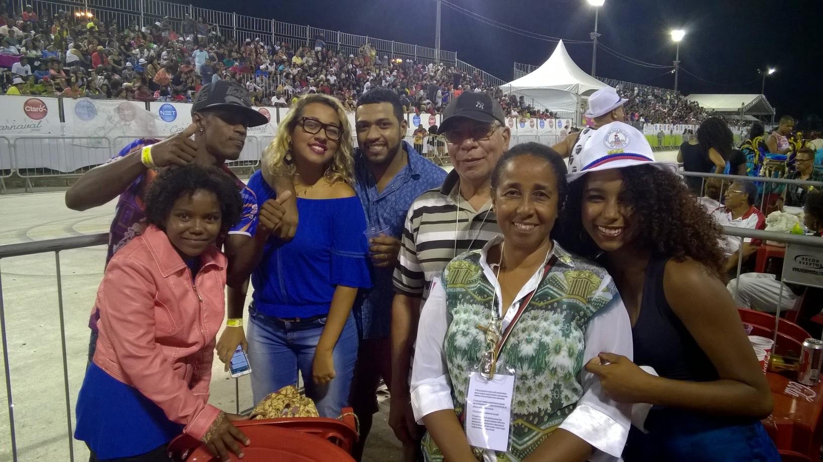 Dona Ivone e a fam&iacute;lia reunida para ver cada detalhe da avenida