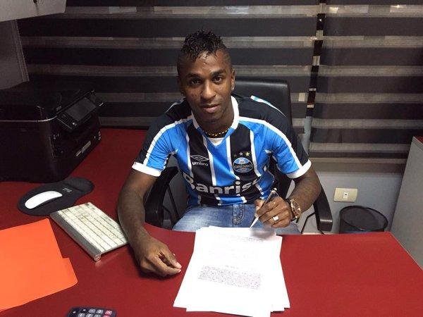Miller Bola&ntilde;os assina com Gr&ecirc;mio por tr&ecirc;s anos
