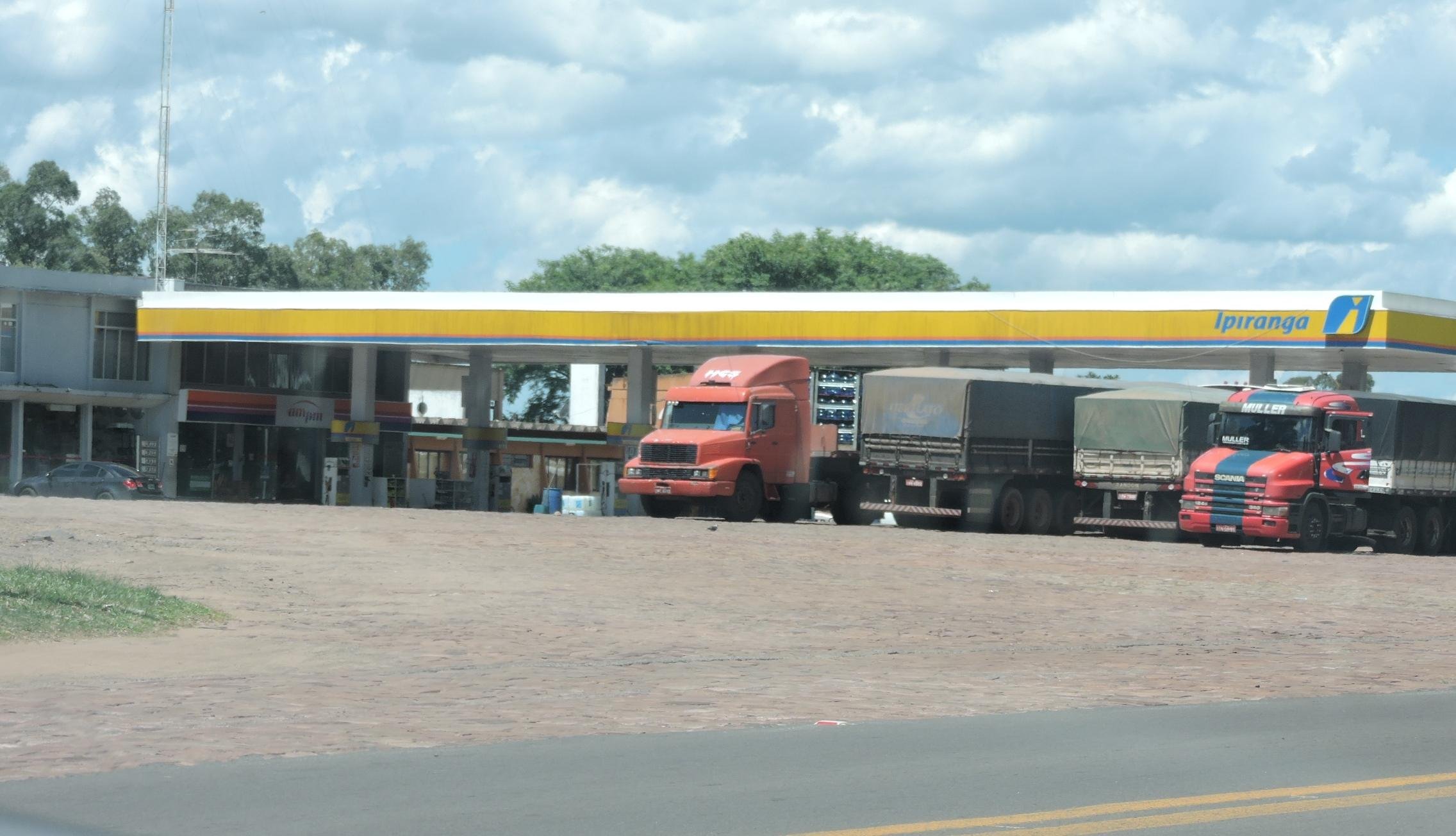 Argentina que foi buscar ajuda para carro &eacute; deixada em posto pelo marido