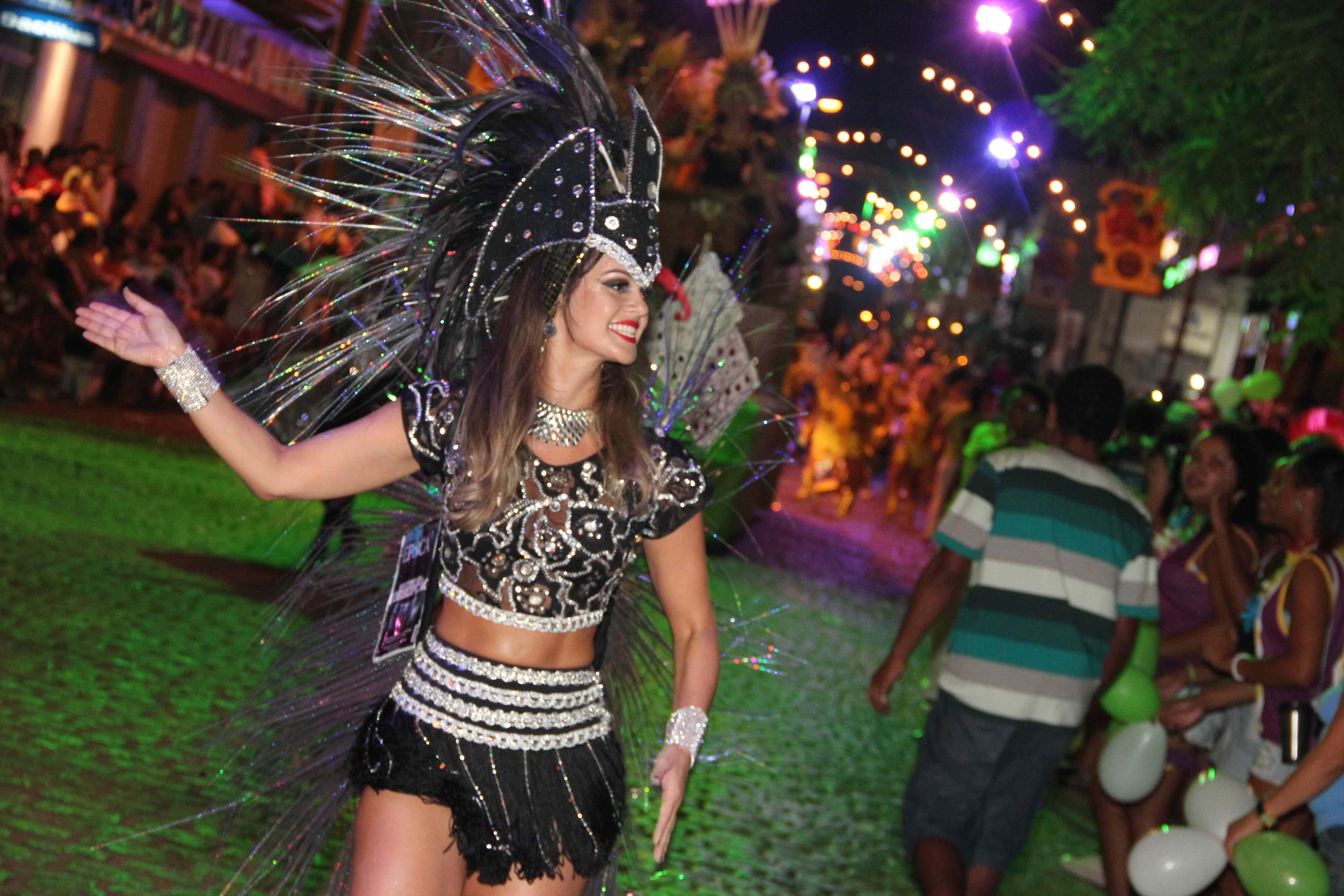 Carnaval de rua de Rio Pardo arrasta 30 mil foli&otilde;es