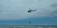 Helicóptero resgata surfista em Torres