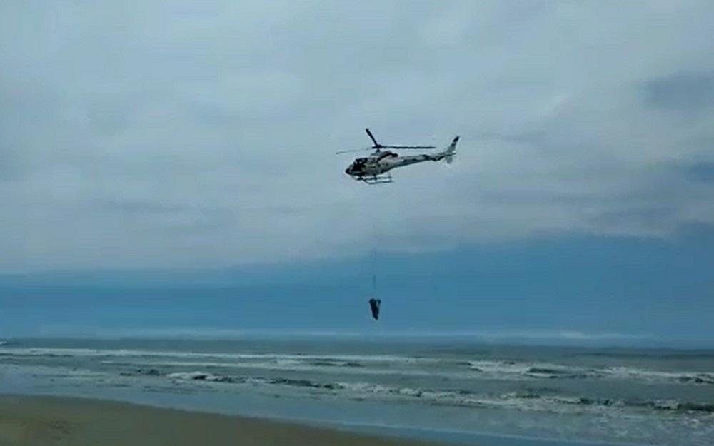 Helic&oacute;ptero resgata surfista em Torres