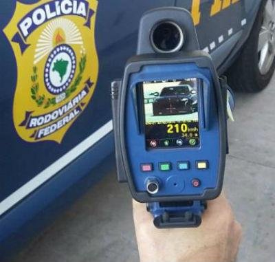 PRF flagra ve&iacute;culo a 210 km/h na freeway