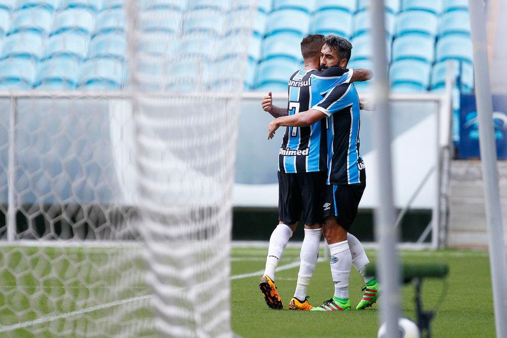 Em dia de apag&atilde;o, Gr&ecirc;mio sofre, mas vence Coritiba na Arena 