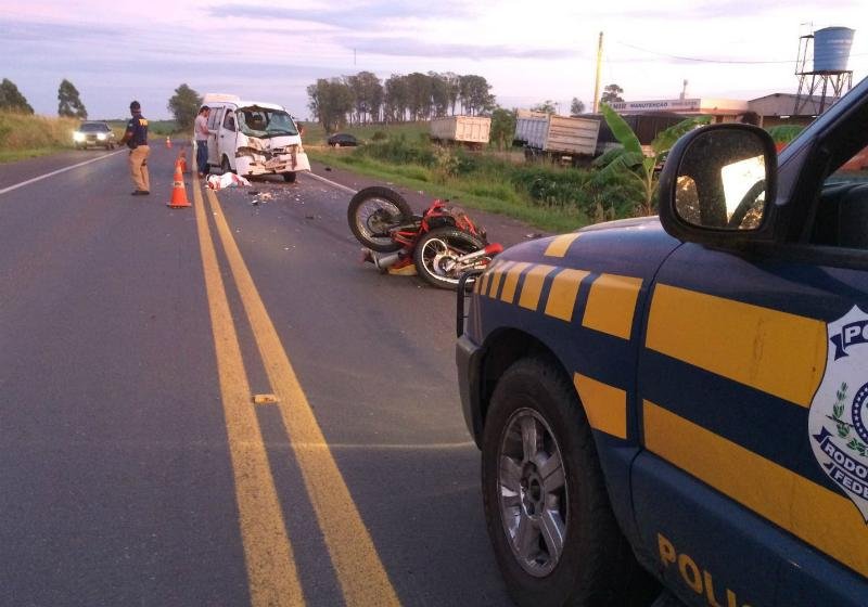 Acidente envolveu uma moto e uma van