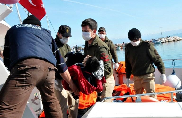 Naufr&aacute;gios no Mar Egeu deixam pelo menos 35 mortos