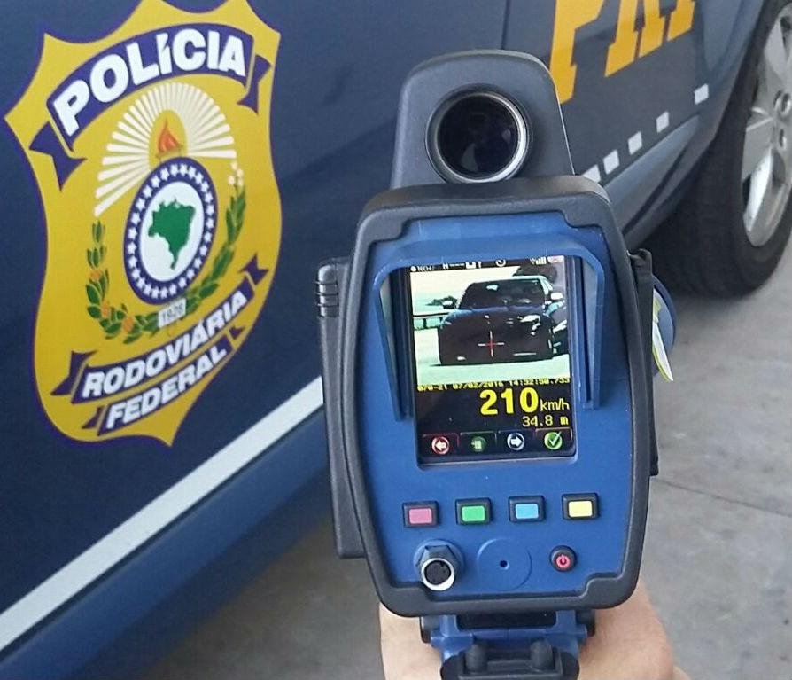 Dentre os mais de 3 mil multados, condutor de carro foi flagrado a mais de 200 km/h