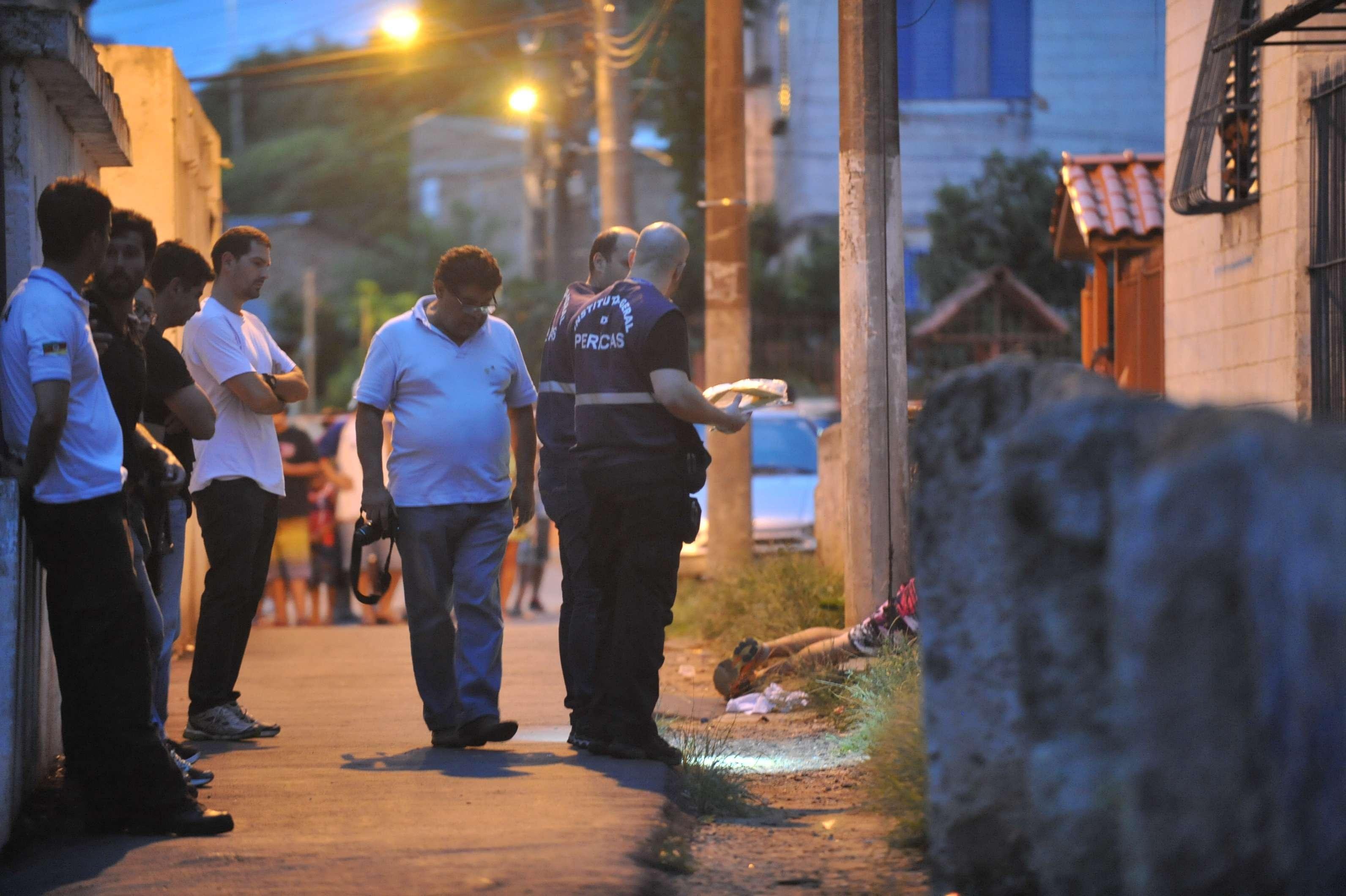 Jovem de 19 anos tinha passagens pela pol&iacute;cia e morreu ainda no local