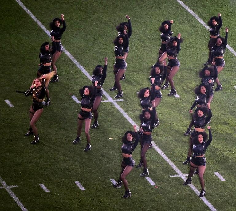 Dan&ccedil;arinas da cantora usaram boinas pretas e ergueram o punho, como membros dos "Black Panthers"