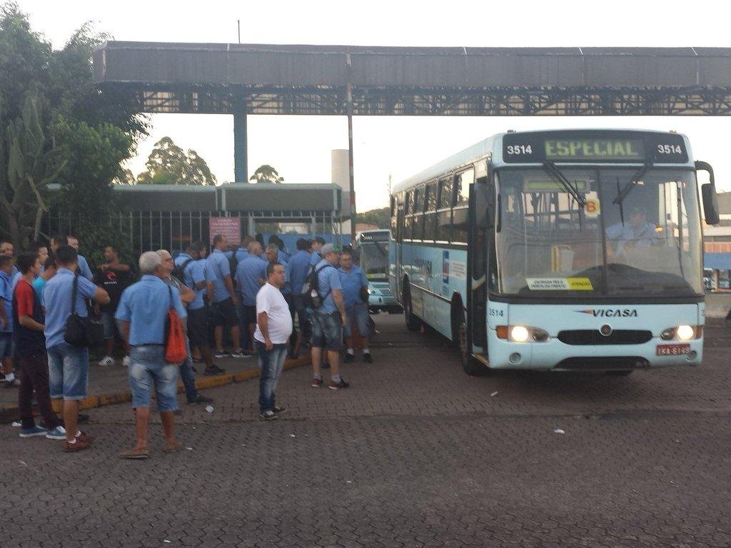 Ao menos 150 pessoas bloquearam sa&iacute;da de &ocirc;nibus da Vicasa por tr&ecirc;s horas