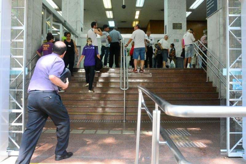 Banrisul come&ccedil;ou o atendimento &agrave;s 11h, nas demais ag&ecirc;ncias o funcionamento teve in&iacute;cio ao meio-dia