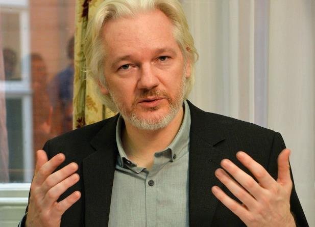 Cameron pede a Assange o fim de sua saga lament&aacute;vel 
