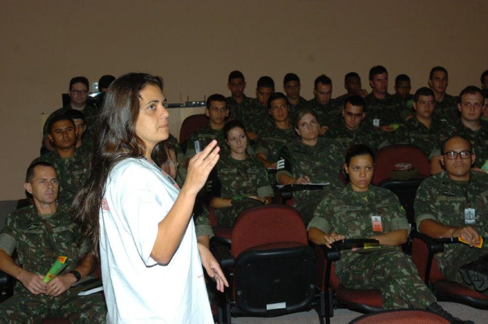 M&eacute;dica veterin&aacute;ria da Secretaria Municipal da Sa&uacute;de, Luiza Aita de Lemo, passou as instru&ccedil;&otilde;es para os militares