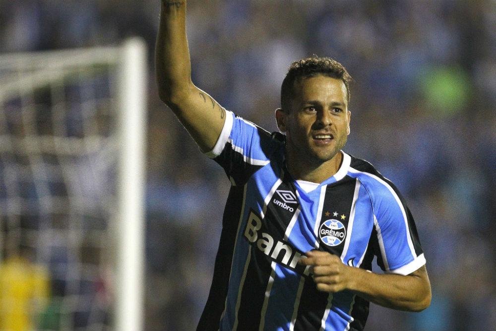 Centroavante reconhece concorr&ecirc;ncia, mas afirma que disputa &eacute; positiva para o Gr&ecirc;mio