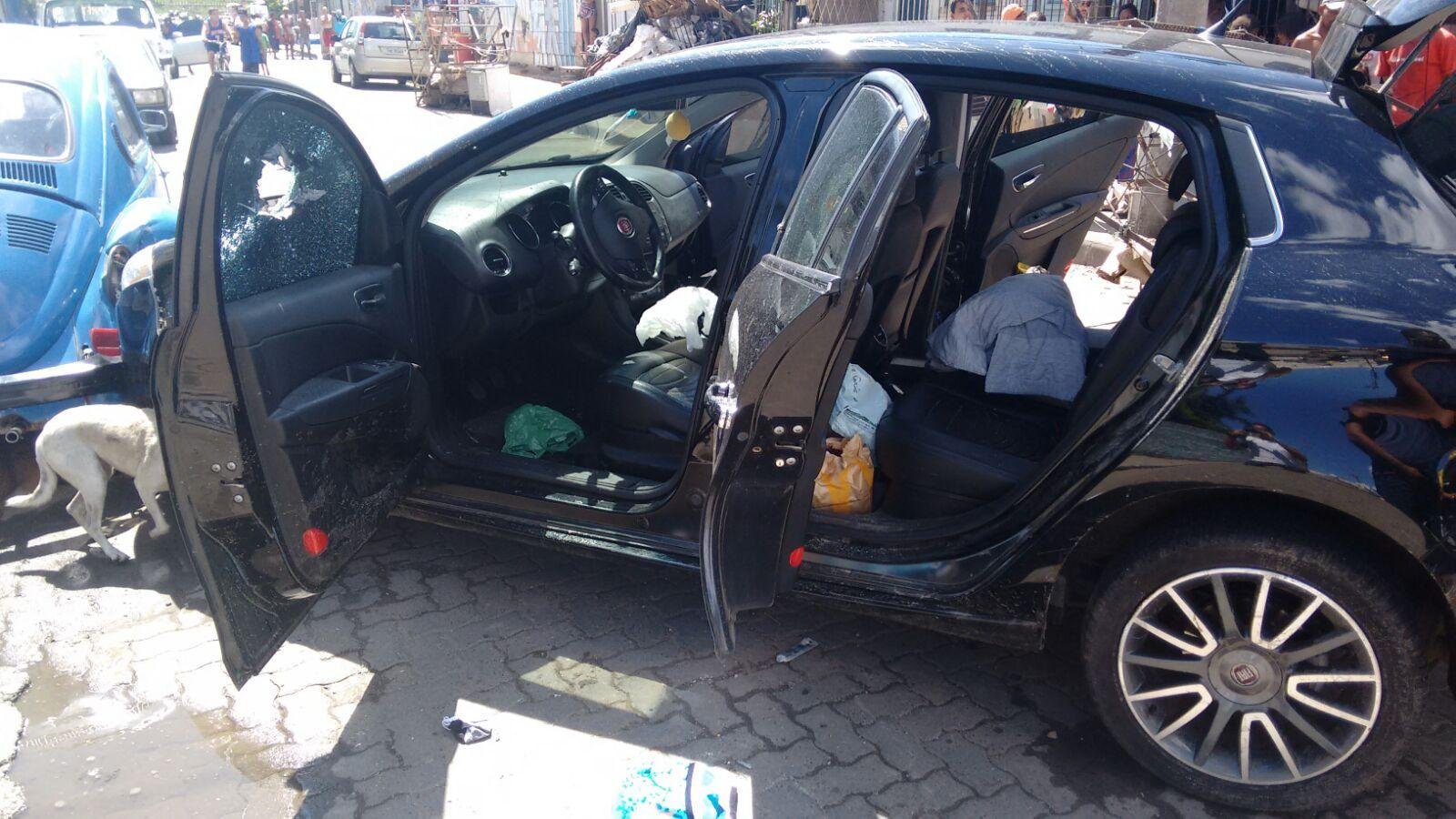 Dois indiv&iacute;duos fugiram ap&oacute;s abordagem a carro clonado na Vila Santa Terezinha
