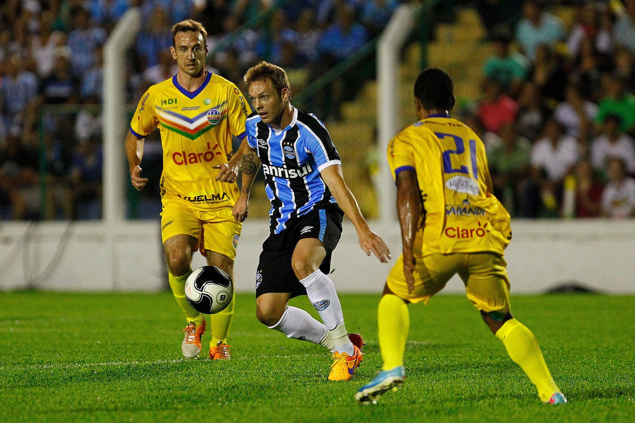 Mois&eacute;s se machucou no final do primeiro tempo
