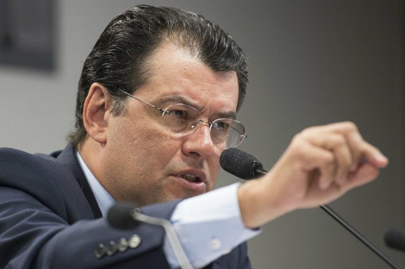 Segundo o ministro de Minas e Energia, Eduardo Braga, governo teria recebido interesse do Ir&atilde; para firmar parcerias comerciais
