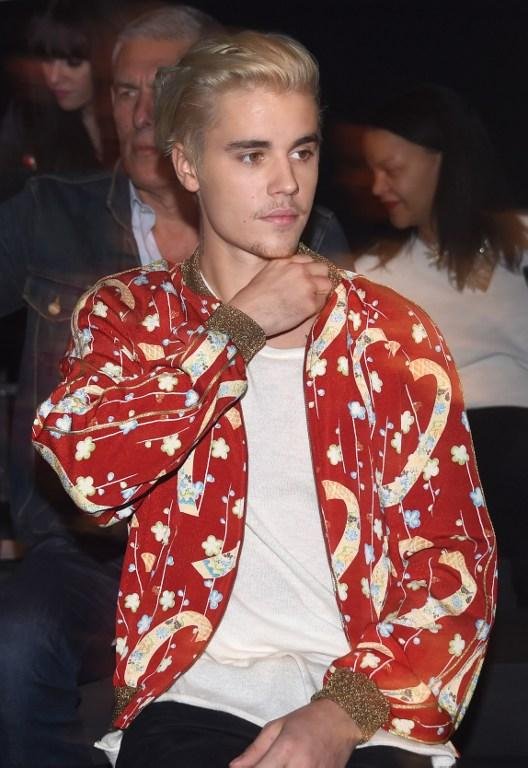 Justin Bieber foi conferir a cole&ccedil;&atilde;o masculina de outono/inverno 2017