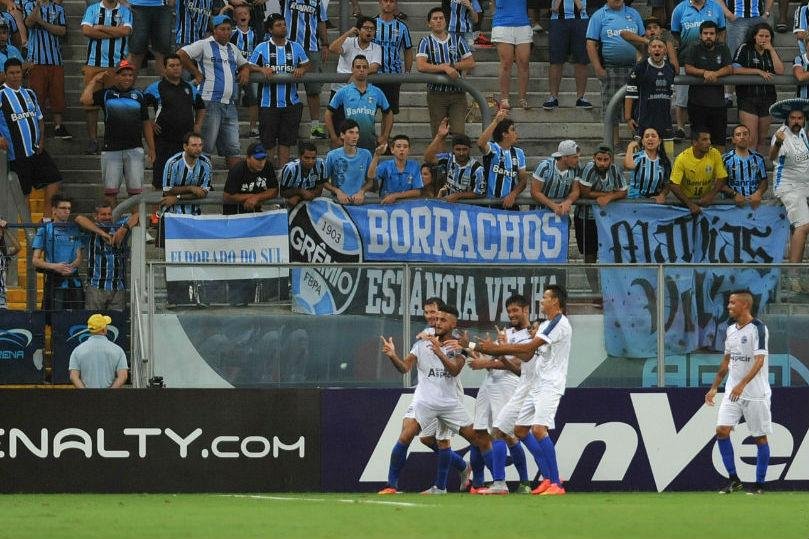 S&atilde;o Jos&eacute; marcou os dois gols no final dos dois tempos
