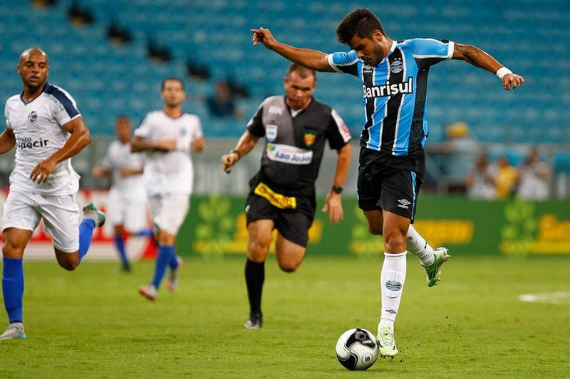 Centroavante Henrique Almeida est&aacute; entre os que viajam ao M&eacute;xico
