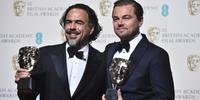 Leo DiCaprio e Alejandro Iñarritu comemoram a vitória pelo filme O Regresso