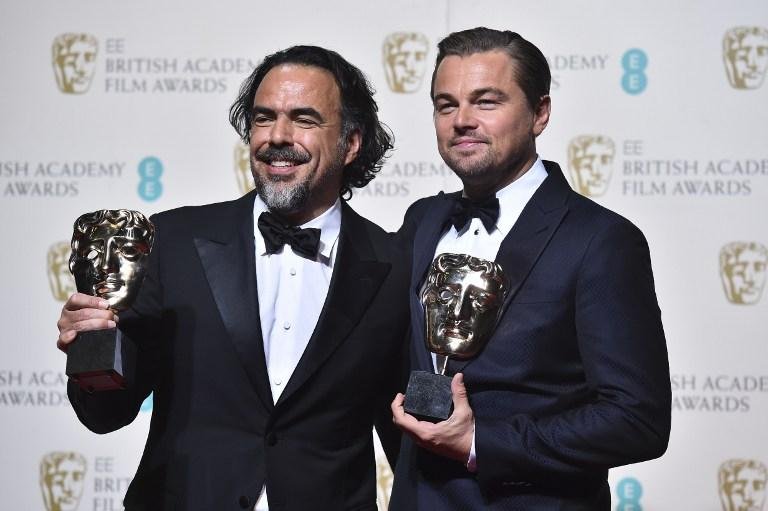 Leo DiCaprio e Alejandro I&ntilde;arritu comemoram a vit&oacute;ria pelo filme O Regresso