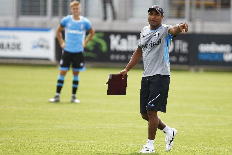 Roger tenta ser primeiro brasileiro a vencer Libertadores como atleta e t&eacute;cnico