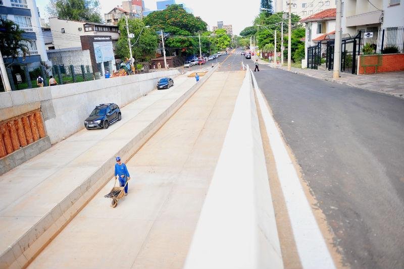 Liberados acessos da trincheira de avenida em Porto Alegre