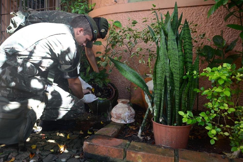 Militares continuam no combate ao Aedes aegypti visitando moradores 