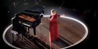 Adele teve problemas com o retorno e o volume do piano