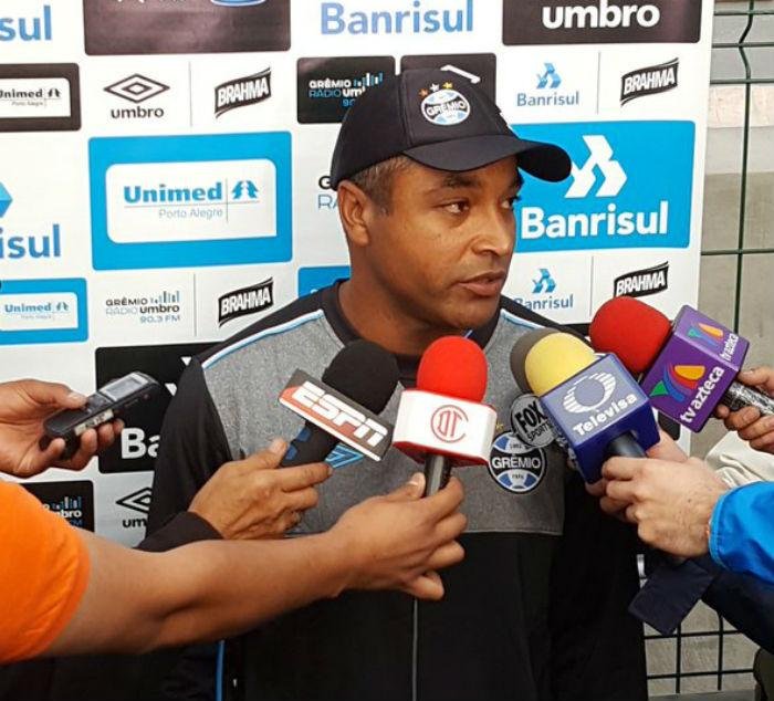 Roger concedeu a entrevista coletiva ap&oacute;s o &uacute;ltimo treino do Gr&ecirc;mio no M&eacute;xico