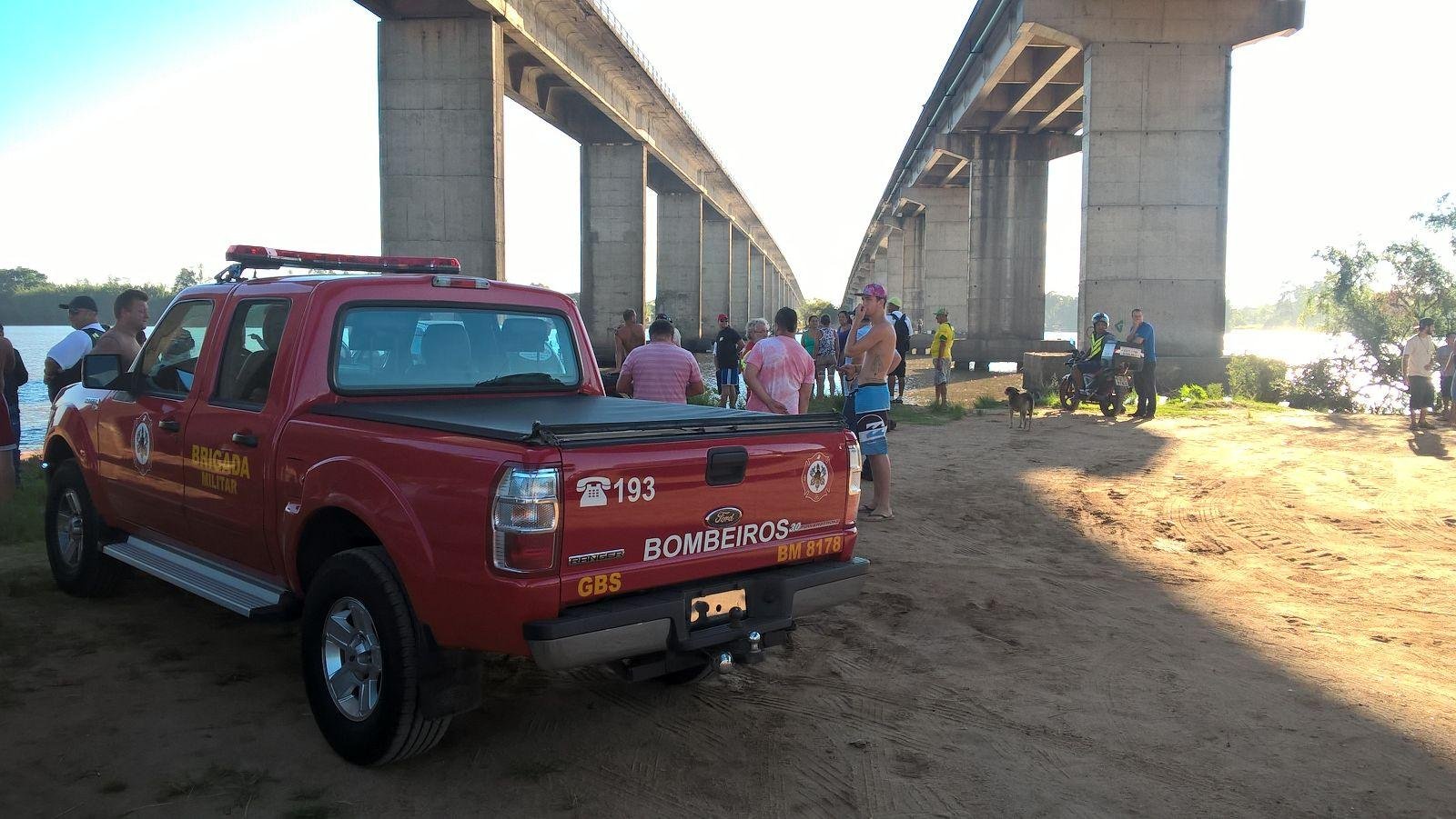 &Ocirc;nibus cai de ponte sobre rio Jacu&iacute; na BR 290 
